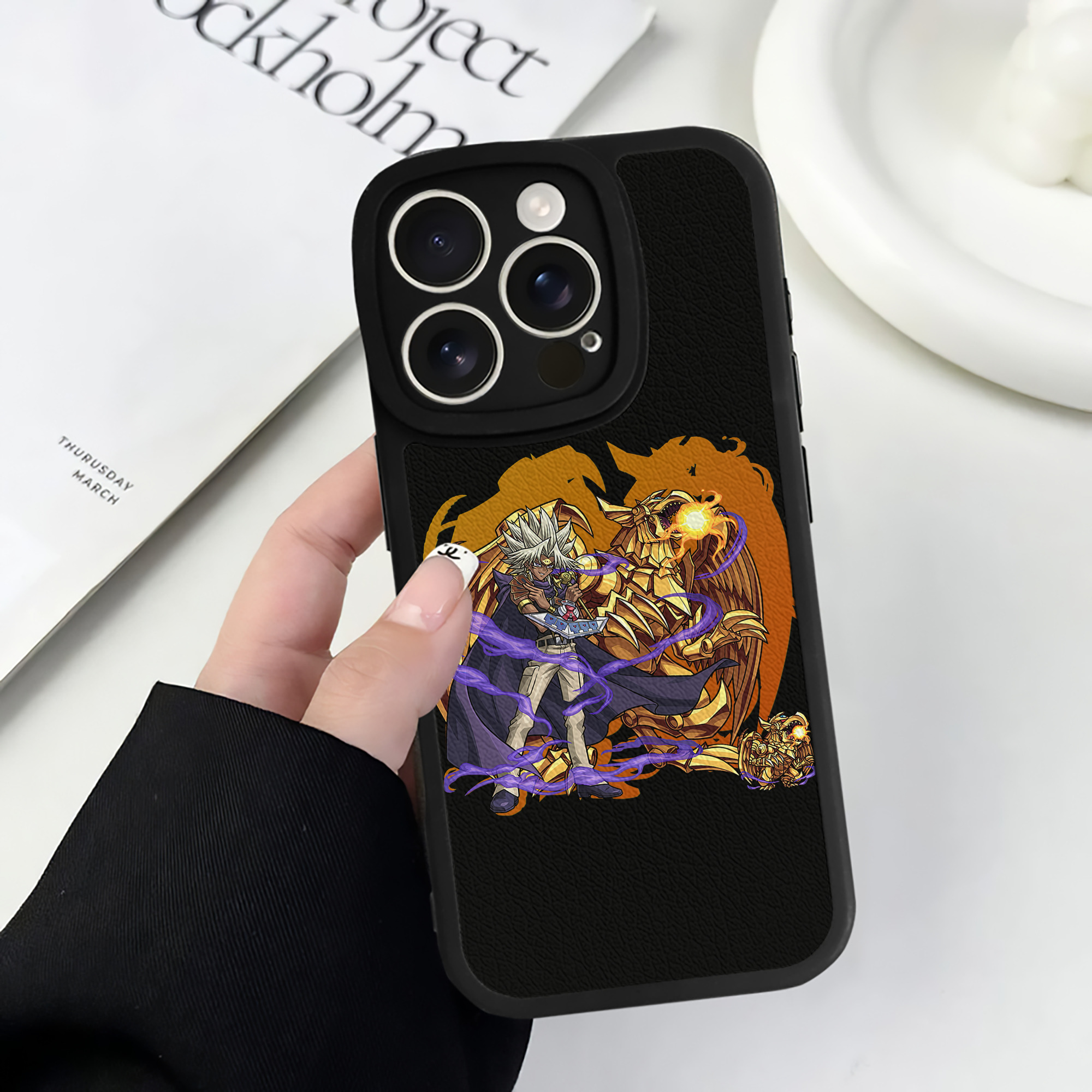 （画像用） 遊☆戯☆王 Yu-Gi-Oh! 【iPhone 16シリーズ対応】シリコンスマホケース（レザー調） 材質：シリコン